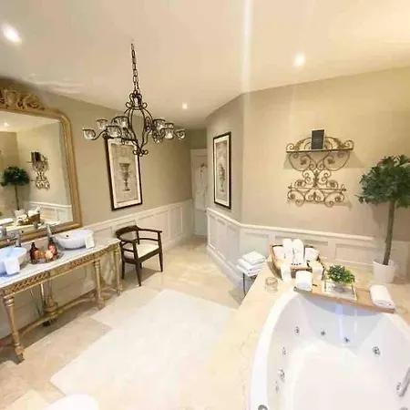 Lakeview Exclusive On The Blessington Villa *