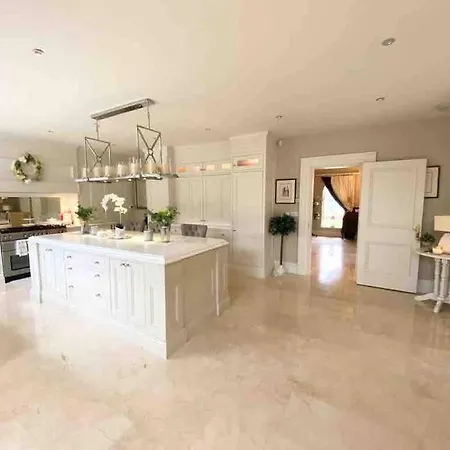 Lakeview Exclusive On The Blessington Villa