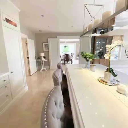 Lakeview Exclusive On The Blessington Villa