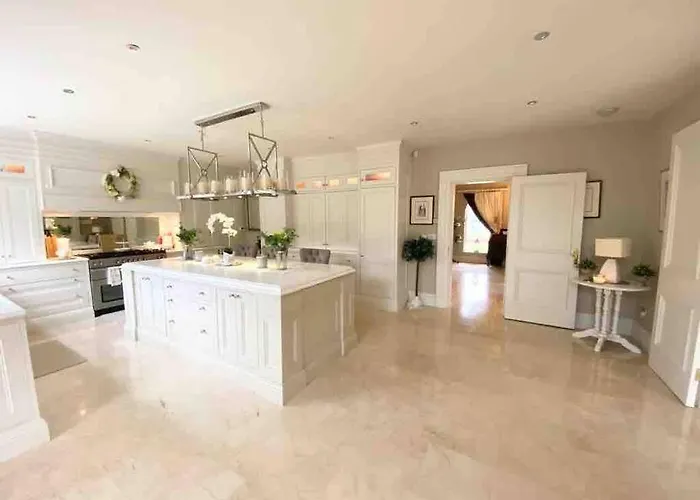 Lakeview Exclusive On The Blessington Villa