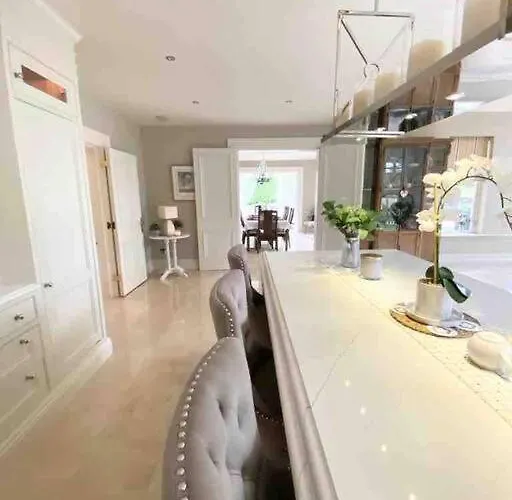 Lakeview Exclusive On The Blessington Villa